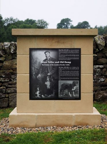 A stone memorial of Old Hemp with his owner